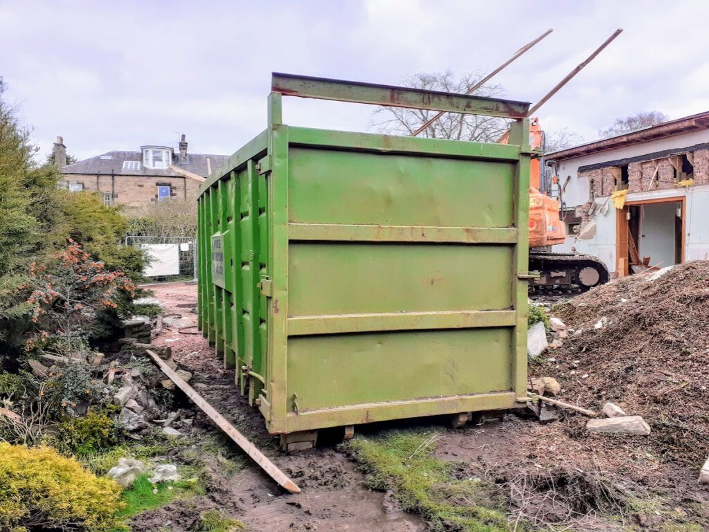 Roll-on roll-off (roro) skip hire in London, Glasgow, Manchester, Edinburgh, Newcastle and across the UK.
